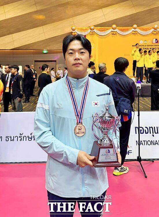 대덕구청 소속 세팍타크로팀 이민주가 지난 22일부터 27일까지 태국 핫야이에서 열린 '제38회 ISTAF 세팍타크로 세계선수권대회(킹스컵)'에서 동메달을 획득한 후 기념 촬영을 하고 있다./대덕구