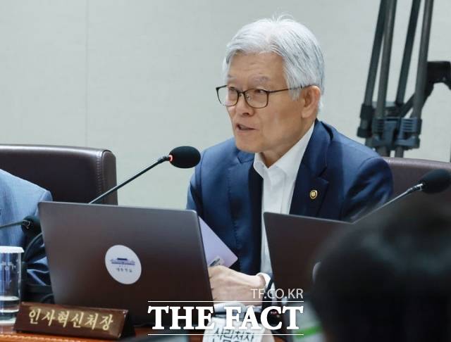 최동석 인사혁신처장이 29일 서울 용산 대통령실 청사에서 열린 국무회의에서 발언하고 있다. /뉴시스