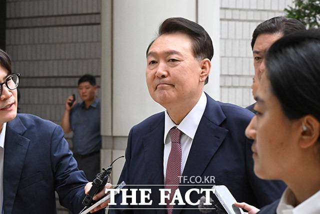 윤석열 전 대통령이 3일 서울 서초구 서울중앙지방법원에서 열린 우두머리 혐의·직권남용 권리행사 방해 혐의 사건 9차 공판에 출석하고 있다.