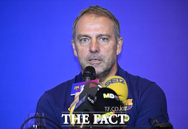 FC 바르셀로나 한지 플릭 감독이 30일 오후 서울 종로구 포시즌스 호텔 서울에서 열린 기자회견에 참석해 취재진의 질문에 답하고 있다. /박헌우 기자