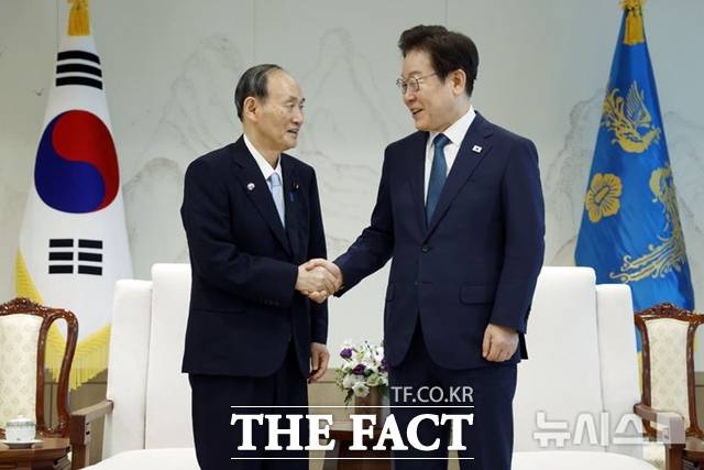 이재명 대통령이 30일 오후 용산 대통령실에서 일한의원연맹 대표단 수석대표로 방한한 스가 요시히데 전 일본 총리를 만나 악수하고 있다. /뉴시스