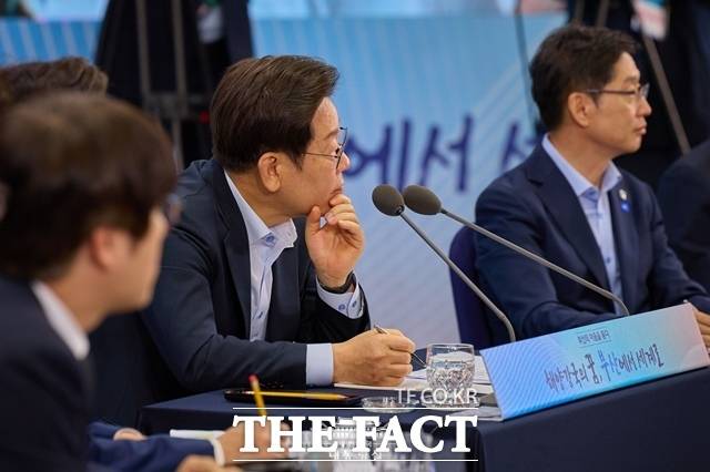 한승구 대한건설협회 회장은 30일 '중대재해 근절·건설현장 안전확보를 위한 긴급 대책 회의'에서 국민의 생명과 안전은 어떤 가치보다 우선돼야 한다고 강조했다. 이재명 대통령이 지난 25일 부산 부경대 컨벤션센터에서 열린 국민소통행보 '부산의 마음을 듣다' 타운홀미팅에서 참석자 의견을 경청하고 있다. /대통령실