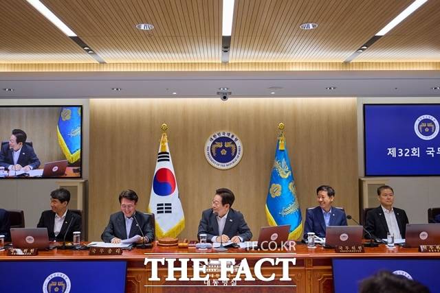이재명 대통령은 30일 미국에서 관세 협상을 진행 중인 협상단에 "당당한 자세로 임해달라"고 당부했다 이 대통령이 22일 오전 용산 대통령실에서 주재한 국무회의에서 국무위원들과 의견을 나누고 있다. /대통령실