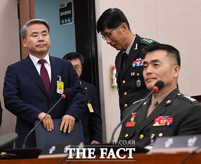 이종섭 전 국방부 장관이 2024년 6월 21일 오전 서울 여의도 국회에서 열린 법제사법위원회 '채상병 특검법' 입법청문회에 출석하자 임기훈 전 대통령실 국방비서관(가운데)이 자리에서 일어나 고개를 숙이고 있다. 오른쪽은 박정훈 전 해병대 수사단장. /국회=남윤호 기