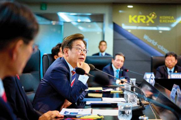 이재명 대통령이 지난 6월 11일 서울 영등포구 한국거래소 통합관제센터에서 증시시황 및 시장감시 체계를 듣고 있다.