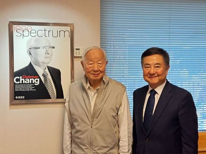 모리스 창 TSMC 창업자(왼쪽)가 지난 8일 이임 인사를 온 이은호 당시 주 타이베이 대한민국 대표를 만나 자신을 표지 모델로 한 잡지 표지 사진을 배경으로 기념 촬영을 하고 있다. 사진=주 타이베이 대표부 홈페이지