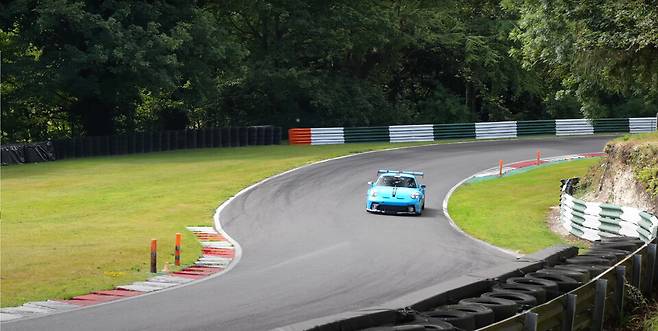 사진 :&nbsp;지난 9일 영국 캐드웰 파크(Cadwell Park)&nbsp;서킷에서 진행된 실차 테스트에서F1&nbsp;드라이버 리암 로슨이 에이드로의&nbsp;AI&nbsp;기반 공력 설계 플랫폼&nbsp;AOX로 최적화된 포르쉐&nbsp;992 GT3를 직접 주행하며 성능을 검증했다 (출처=ADRO)