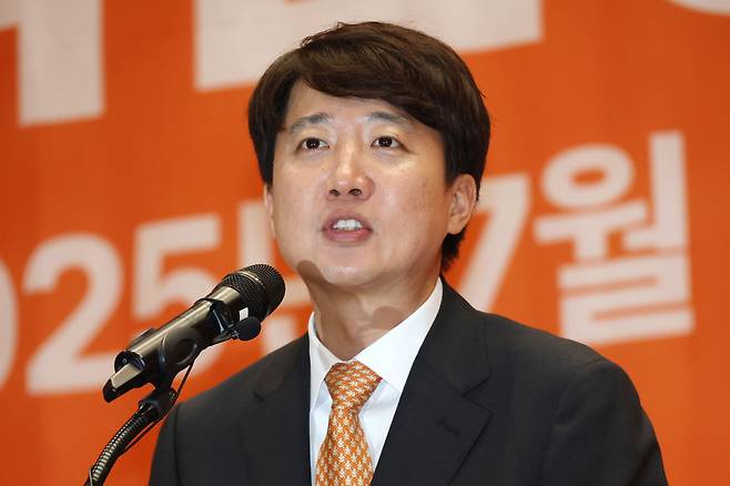 개혁신당 당대표 후보인 이준석 의원이 27일 오후 서울 여의도 국회에서 열린 당대표 및 최고위원 선출 위한 제2차 전당대회에서 정견발표를 하고 있다. /뉴스1