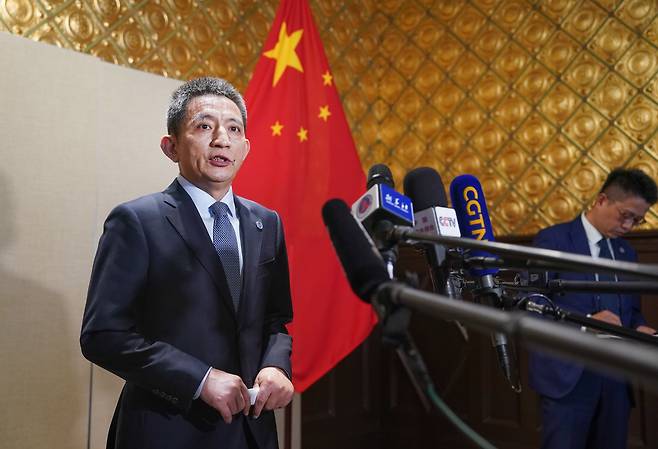 29일 스웨덴 스톡홀름에서 리청강 중국 상무부 국제무역담판대표 겸 부부장(차관)이 미중 회담 결과에 대해 “양국은 미국이 부여한 상호관세 24%와 중국의 반격 조치를 유예하기로 했다”고 밝혔다./신화 연합뉴스