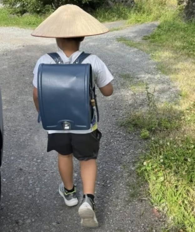 삿갓형 양산을 쓴 일본의 한 초등학생./엑스(옛 트위터)