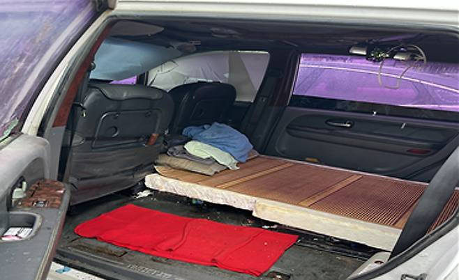 A씨가 10년 넘게 생활해온 폐차 내부 모습./제주시