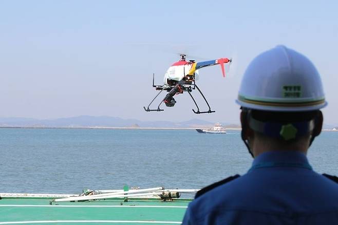 군산해경 관계자다 드론을 이용해 순찰을 하고 있다./뉴시스