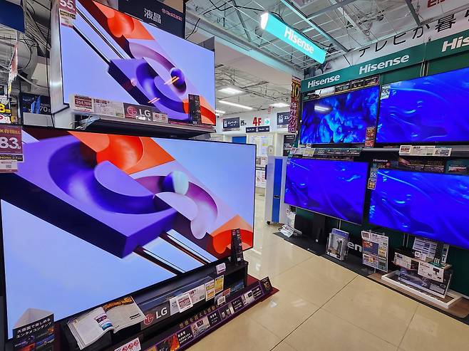 일본 도쿄의 한 TV 판매점에 TV가 진열돼 있는 모습./최지희 기자