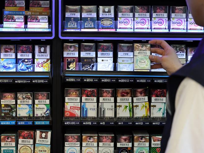 서울 시내 한 편의점에서 직원이 담배를 정리하고 있다. /뉴스1