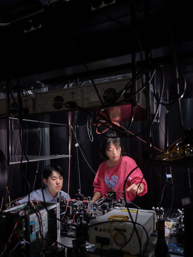 한국전자통신연구원(ETRI)은 한국과학기술원(KAIST)과 공동 연구를 통해 위성, 선박, 드론처럼 움직이는 환경에서도 안정적인 양자통신을 구현할 수 있는 새로운 기술을 세계 최초로 개발했다./ETRI