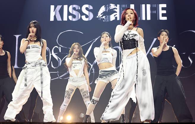 걸그룹 키스오브라이프(KISS OF LIFE) 쥴리가 9일 서울 광진구 예스24라이브홀에서 가진 미니 4집 앨범 ‘224’(투투포) 쇼케이스에서 ‘Lips Hips Kiss’를 열창하고 있다. 2025.6.9 /뉴스1