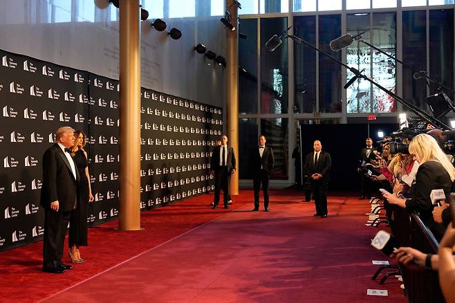 지난달 11일(현지 시각) 레미제라블 오프닝 나이트를 보기 위해 케네디 센터를 찾은 도널드 트럼프 대통령과 멜라니아 트럼프 여사 / AP=연합뉴스