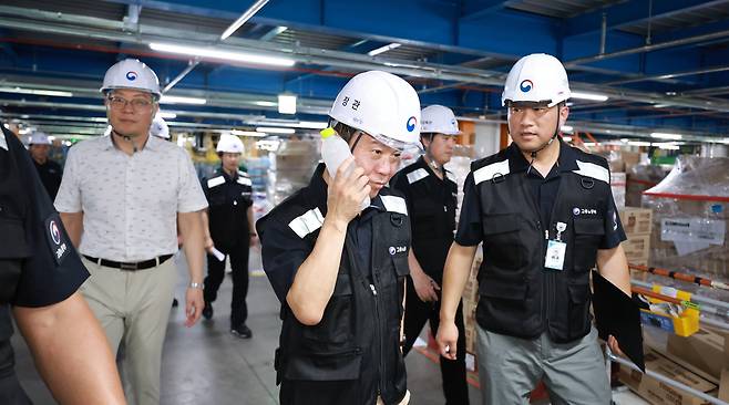 김영훈 고용노동부 장관이 30일 경기 화성시 쿠팡 동탄물류센터를 불시 방문해 폭염 속 노동자들의 작업 및 휴식 환경을 점검하고 있다. /고용노동부 제공