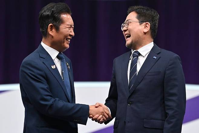 정청래(왼쪽), 박찬대 더불어민주당 당대표 후보가 29일 오후 서울 마포구 MBC에서 열린 TV토론회에서 악수를 하고 있다. ⓒ뉴시스
