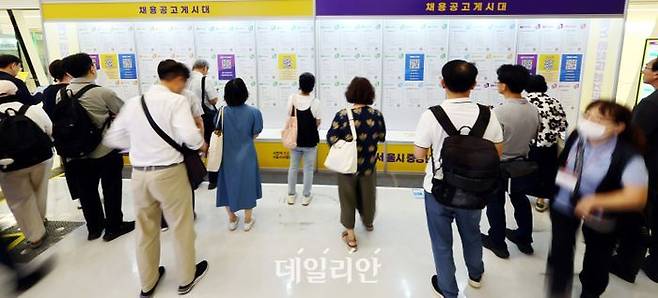 지난 1일 서울 중구 동대문디자인플라자(DDP) 아트홀에서 열린 서울시 중장년 일자리박람회 2025에서 구직자들이 채용 게시판을 살펴보고 있다. ⓒ뉴시스