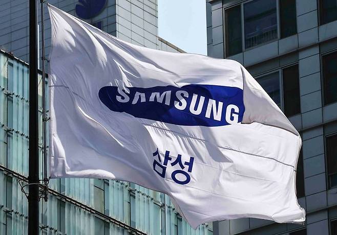 서울 서초구 삼성전자 서초사옥에 설치된 삼성전자 깃발이 바람에 펄럭이고 있다. ⓒ뉴시스
