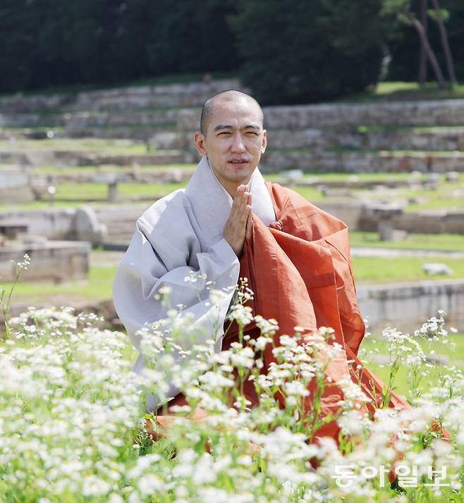 인공 스님은 지난해 5월 주지 직무대행으로 미국 보스턴박물관에 소장돼 있던 부처님 진신사리와 지공 선사, 나옹 선사 사리의 회암사 환지본처(還至本處) 봉안 법회를 주관했다. 그는 “인도 출신인 지공 선사와 각별한 인연이 있는 회암사에 700년이 지나 제가 주지로 오고, 또 지공 선사 사리의 봉안 법회 실무를 맡다니 인연도 그런 인연이 없는 것 같다”고 말했다. 양주=변영욱 기자 cut@donga.com