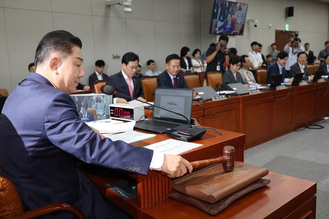 김병기 운영위원장이 29일 국회 운영위 전체회의에서 의사봉을 두드리고 있다. [연합뉴스]