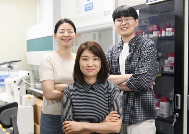 표준연 연구진으로 백아름(뒷줄 좌측 시계방향) 선임연구원, 김령명 선임연구원, 유은아 책임연구원.