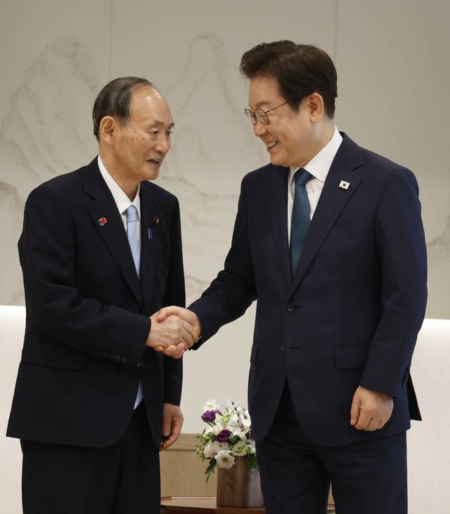 이재명 대통령, 일한의원연맹 회장 스가 전 일본 총리 접견. 연합뉴스