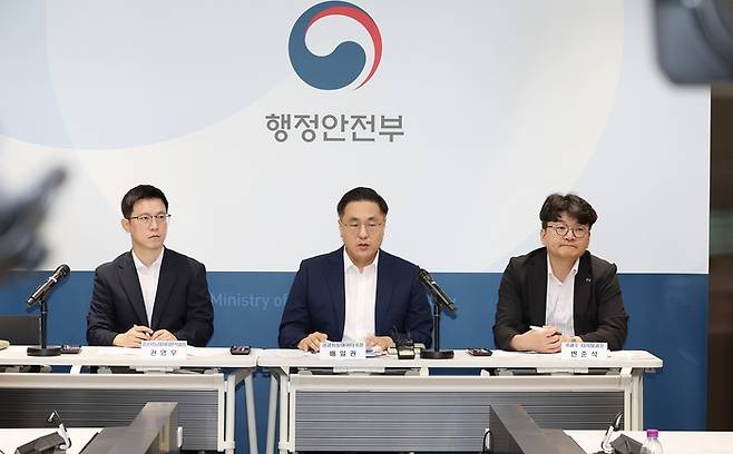 배일권 행정안전부 공공지능데이터국장(가운데)이 지난 29일 오전 정부세종청사 중앙동 브리핑실에서 '딥페이크 불법콘텐츠 탐지 분석모델 및 활용성과'에 대해 출입기자 대상으로 정책설명회를 하고 있다. 행안부 제공