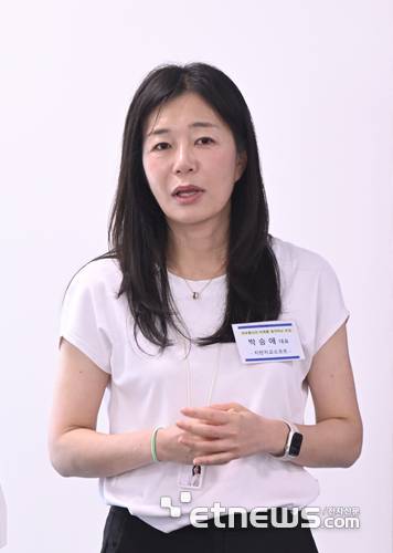 정보통신의 미래를 생각하는 7월 모임이 지난 22일 경기도 성남시 지란지교소프트에서 열렸다. 박승애 지란지교소프트 대표가 '국내 중소기업의 DX와 AX'에 대해 발표하고 있다. 박지호기자 jihopress@etnews.com