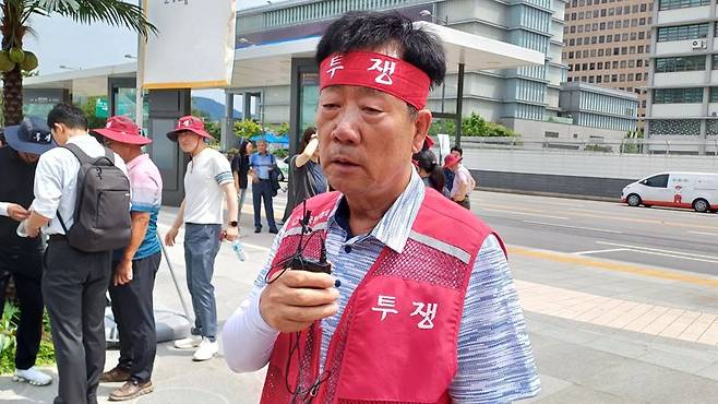 민경천 전국한우협회장이 30일 서울 광화문 광장에서 기자간담회를 한 뒤 인터뷰를 하고 있다. 그는 정부의 30개월 이상 미국산 쇠고기 수입 방침에 대해 "할복을 해서라도 막고 싶은 심정"이라고 말했다. 사진=이환주 기자