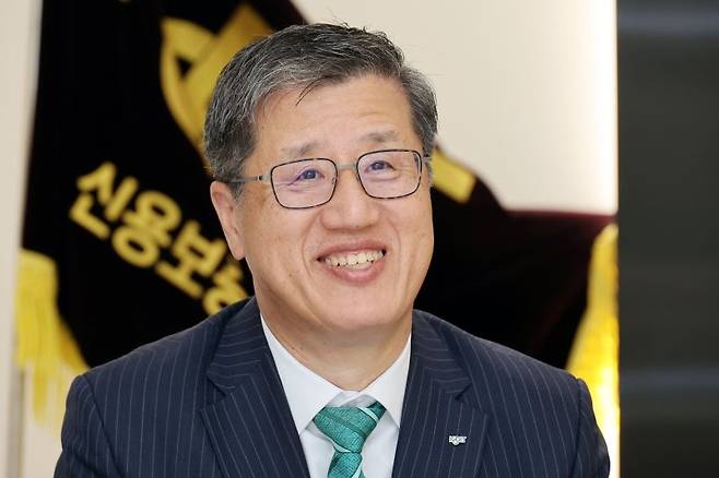 최원목 신용보증기금 이사장이 30일 서울 마포구 프론트원에서 본지와 인터뷰를 하고 있다. 사진=서동일 기자