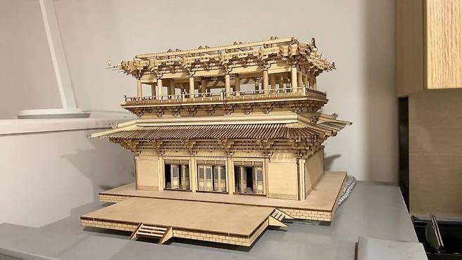 수작업으로 정교한 미니어처를 먼저 만들고 3D 모델링 작업을 했다