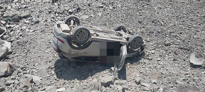 지난해 8월2일 경남 사천시 골재채취장에서 발파 작업 충격으로 굴러떨어진 차량. 당시 사고로 차량에 타고 있던 2명이 목숨을 잃었다. 경남소방본부 제공