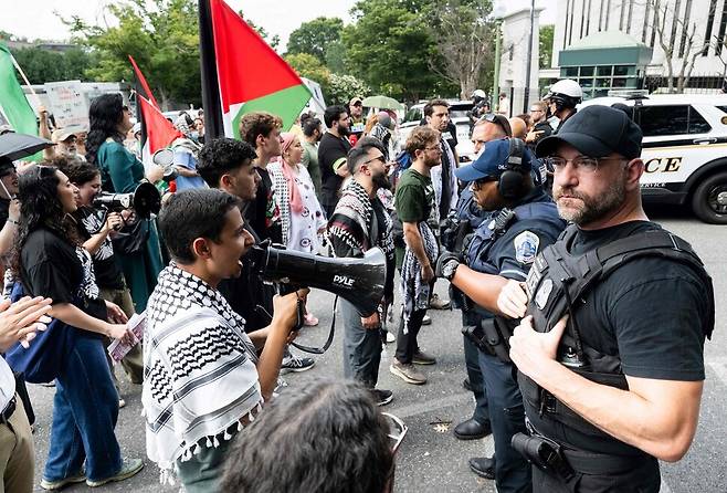 29일(현지시각) 미국 워싱턴 이집트 대사관앞에서 팔레스타인 지지 시위가 열리고 있다. 이집트는 가자전쟁 휴전을 중재하고 있다. 워싱턴/AFP 연합뉴스