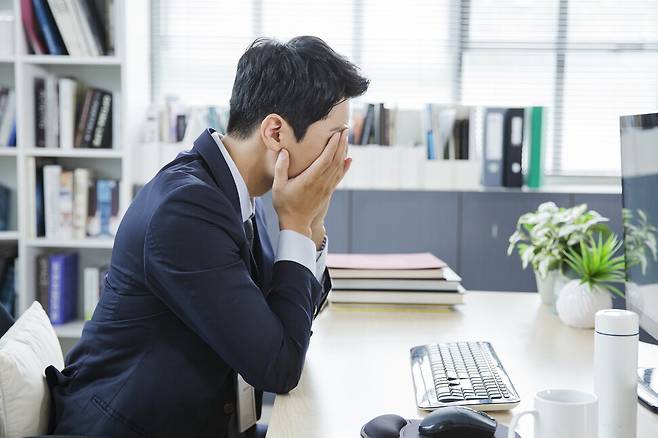 디지털기기 사용이 크게 늘어나며 안구 건조증이 더욱 흔한 일상이 된 가운데, 디지털 기기 사용 중 주기적으로 눈을 쉬어주는 ‘20-20-20 규칙’을 실천하면 눈 건강 관리에 큰 도움이 된다. 게티이미지뱅크