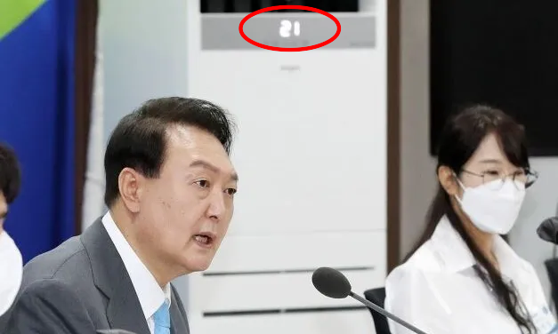 2022년 7월 화면에 ‘21’ 문자가 표시된 에어컨 앞에서 제2차 비상경제민생회의를 주재하는 윤석열 전 대통령. 연합뉴스