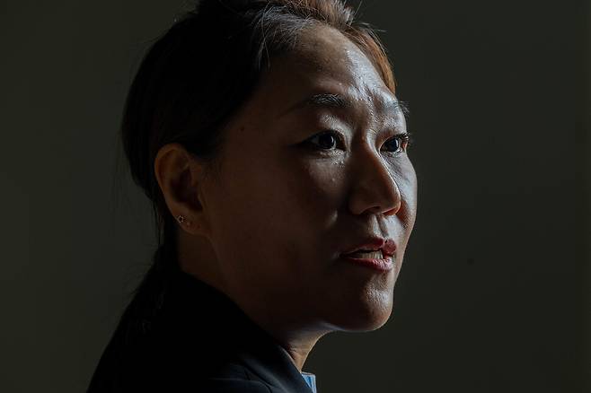 명태균 게이트를 폭로한 강혜경씨가 2025년 7월23일 서울 마포구 한겨레신문사에서 인터뷰를 하고 있다. 김진수 선임기자 jsk@hani.co.kr. 2025.07.23 한겨레21