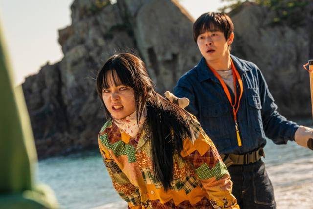 영화 '좀비딸'에서 아빠 정환은 맹수 사육사 경험을 살려 좀비 바이러스에 감염된 딸 수아를 길들이기 위한 훈련에 나선다. NEW 제공