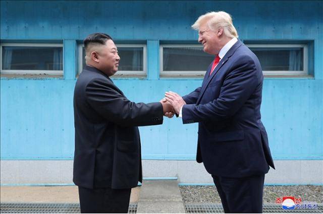 2019년 6월 판문점에서 만난 김정은 북한 국무위원장과 도널드 트럼프 미국 대통령. 연합뉴스