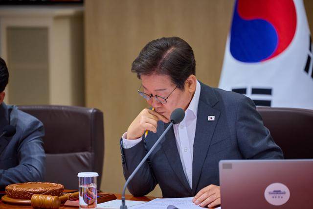 이재명 대통령이 29일 서울 용산 대통령실 청사에서 열린 국무회의에서 자료를 살펴보고 있다. 대통령실 제공