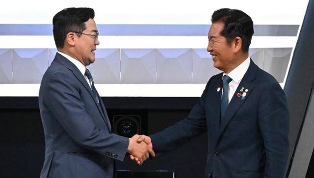 더불어민주당 당대표에 도전한 박찬대(왼쪽)·정청래 의원이 27일 서울 여의도 KBS에서 열린 TV토론회 시작 전 기념촬영을 하고 있다. 뉴스1