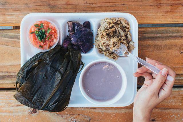 완성된 칼로 포이(오른쪽 아래)를 칼루아 피그(오른쪽 위) 등과 함께 먹는 모습. 하와이 관광청 제공