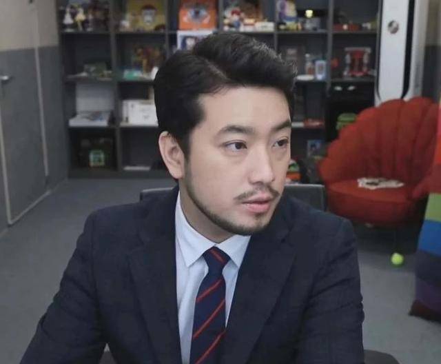 250만 구독자를 가진 인기 유튜버 겸 웹툰 작가 이말년으로 활동하고 있는 침착맨이 자신의 사진 등을 AI로 제작한 불법 도박 광고 영상에 대해 법적 대응을 알린다. 샌드박스네트워크 제공