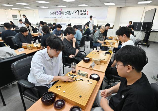 한국기원 소속 프로기사들이 지난달 18일 서울 성동구 한국기원에서 개막한 제48기 SG배 한국일보 명인전에서 대국을 펼치고 있다. 홍인기 기자