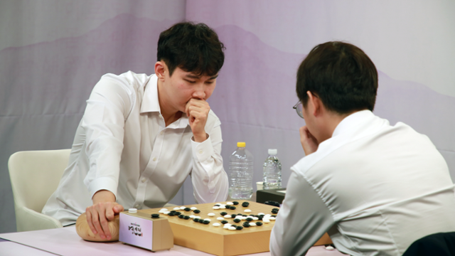 박정환(왼쪽) 9단이 29일 경기 판교 K바둑 스튜디오에서 열린 제48기 SG배 한국일보 명인전 본선 16강에서 심재익 7단과 대국을 펼치고 있다. 한국기원 제공
