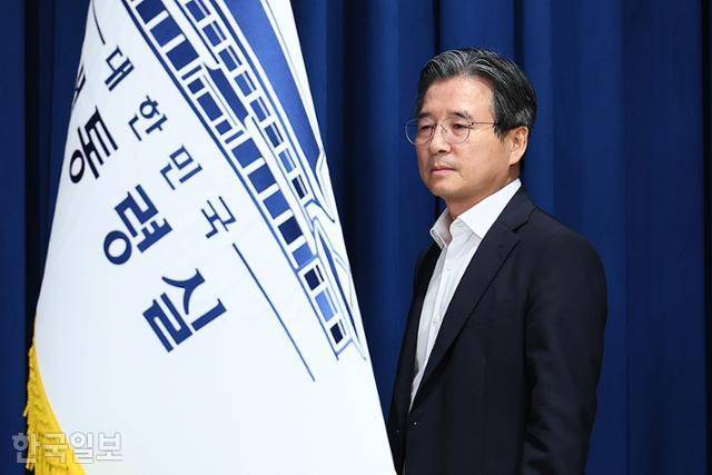 김용범 대통령실 정책실장이 30일 서울 용산 대통령실 청사에서 비상경제점검TF 관련 브리핑에 참석하고 있다. 왕태석 선임기자