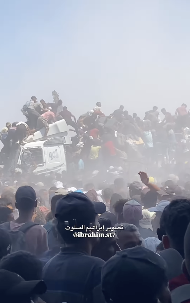 26일 인공위성에 포착된 가자 남부 현장을 지상에서 촬영한 모습. 가자 주민들이 몸싸움을 벌이고 트럭에 매달려 있다. 인스타그램 캡처