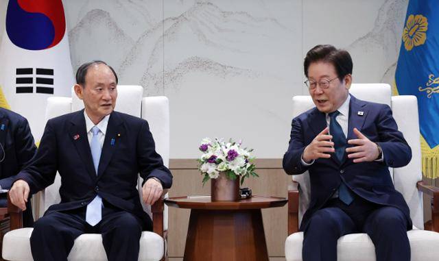 이재명 대통령이 30일 서울 용산 대통령실 청사에서 한일의원연맹 회장인 스가 요시히데 전 일본 총리를 접견하고 있다. 왕태석 선임기자